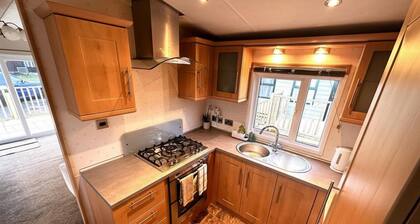 Impeccable 2-bed Lodge in Preston hot hub