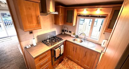 Impeccable 2-bed Lodge in Preston hot hub
