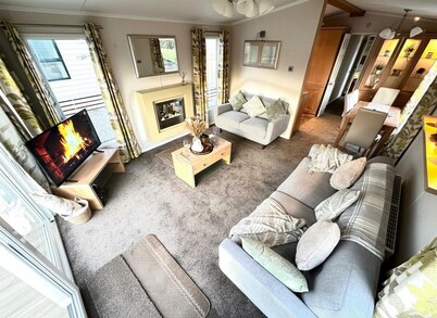 Impeccable 2-bed Lodge in Preston hot hub