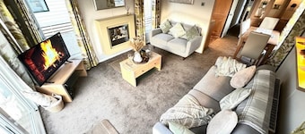 Impeccable 2-bed Lodge in Preston hot hub