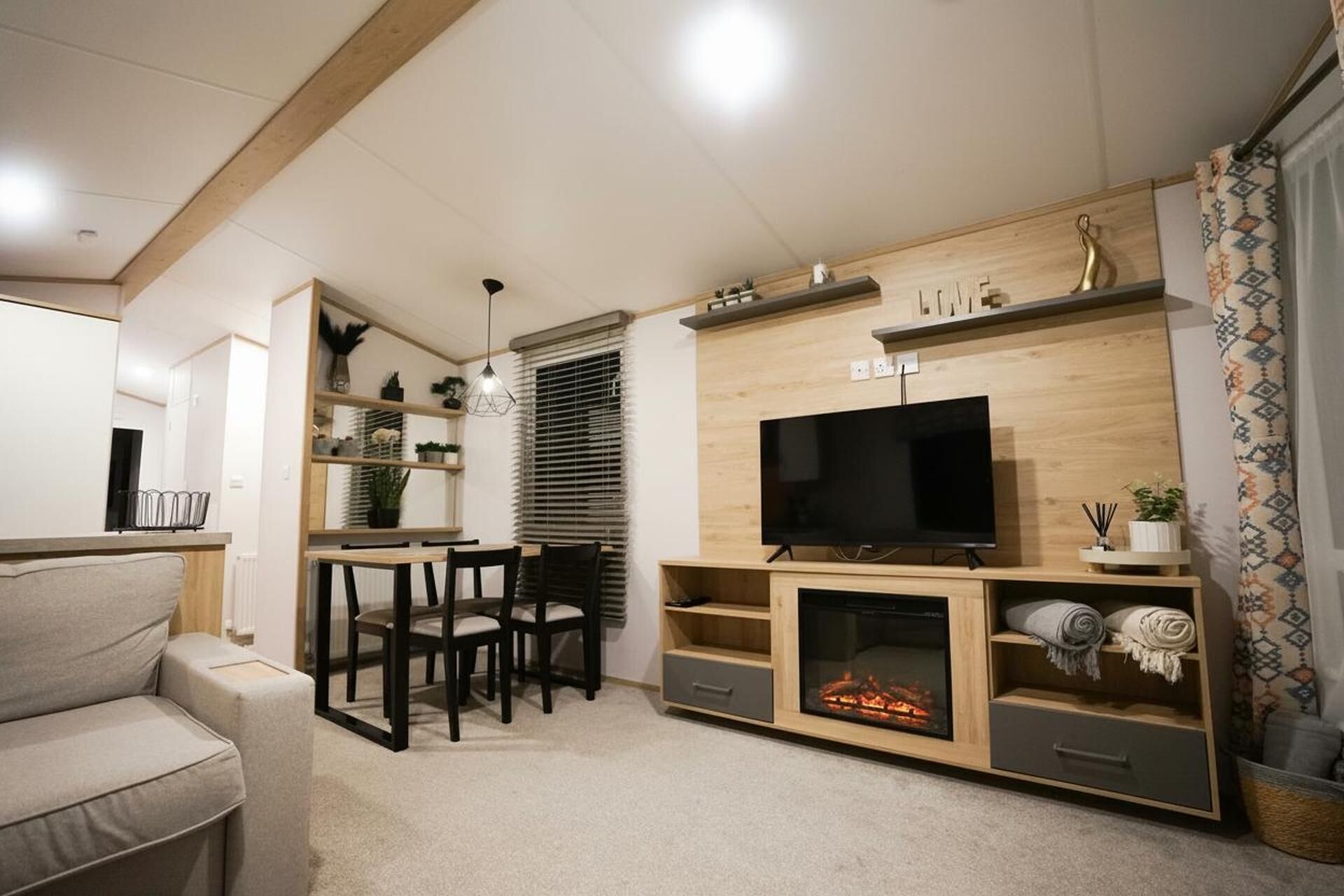 TV, fireplace