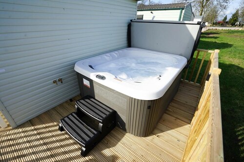 Inviting 3-bed Lodge in Preston hot tub