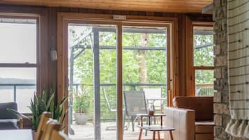 Télévision, cheminée, livres