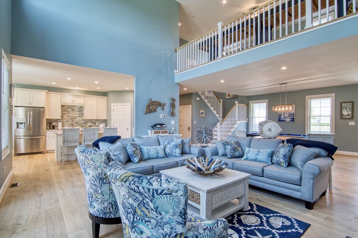 Smart-tv, een open haard en tafelvoetbal