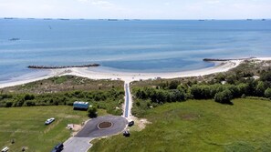 Tæt på stranden, liggestole, badehåndklæder
