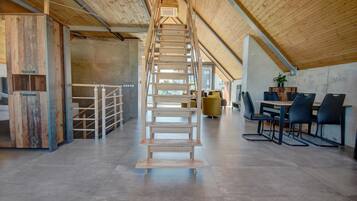 Superior Apartment | Iron/ironing board, free WiFi, bed sheets