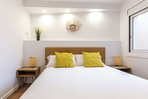 3 bedrooms, laptop workspace, free WiFi - Picasso Suites Cornellá  (Cornella de Llobregat)