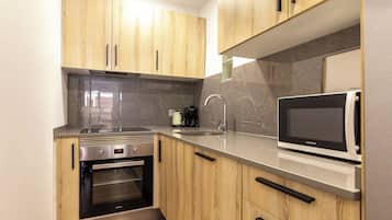 Refrigerador con freezer, microondas, horno, placa de cocina