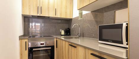 Full-sized fridge, microwave, oven, stovetop