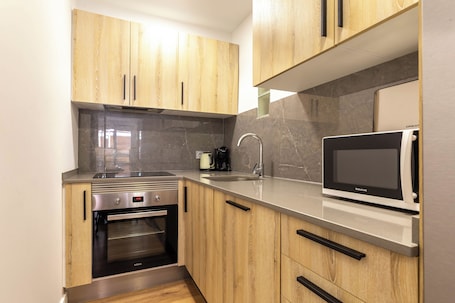Full-size fridge, microwave, oven, stovetop