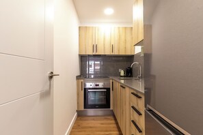 Frigorífico grande, microondas, horno y placa de cocina