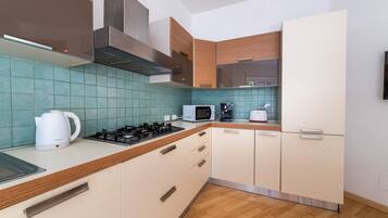 Frigorifero, microonde, forno, piano cottura