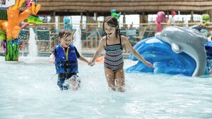 Ein Wasserpark mit einem Delfinspielbereich und einem großen, aufblasbaren Hai.