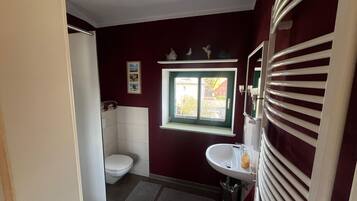 Een douche, een haardroger, handdoeken, zeep