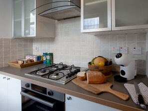 Hus | Eget kjøkken | Kjøleskap, mikrobølgeovn, ovn og kokeplater