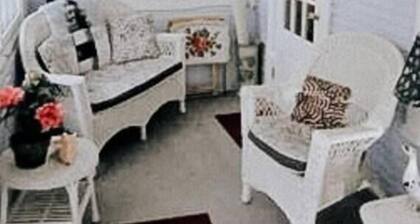 Relax at Cherry Street Cottage Near the Beach