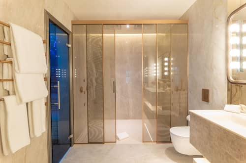 Premium Apartment (Sangre) | Bathroom | Free toiletries, hair dryer, bathrobes, slippers