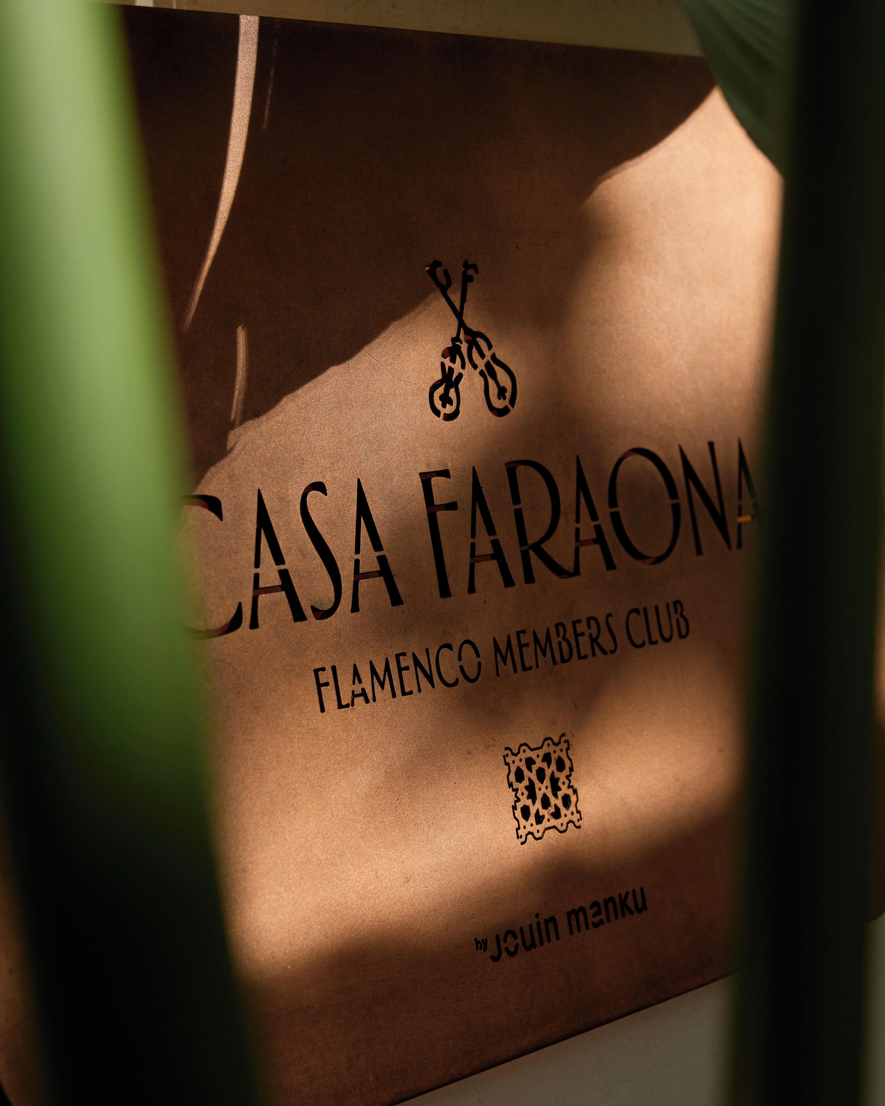 Een bruine papieren tas met de tekst 'CASA FARAONA FLAMENCO MEMBERS CLUB' en een logo.