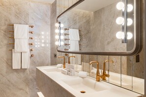 Deluxe Apartment (Aire) | Bathroom | Free toiletries, hair dryer, bathrobes, slippers - Casa Faraona Luxury Residences (Madrid)