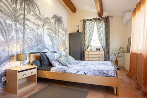 4 bedrooms, desk, iron/ironing board, travel cot