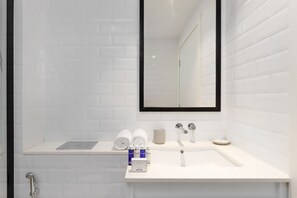 Douche, sèche-cheveux, bidet, serviettes fournies