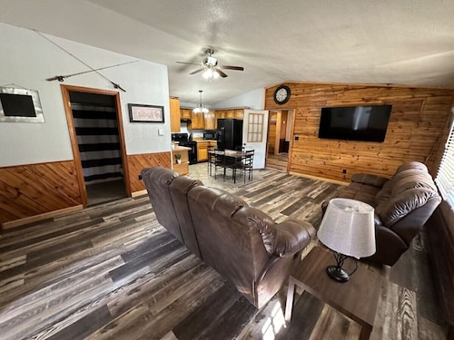 Small Town Lodge - Annapolis, MO Black River