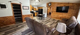 Small Town Lodge - Annapolis, MO Black River