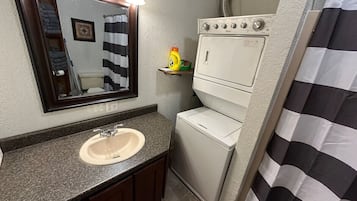 Hårtørrer, håndklæder