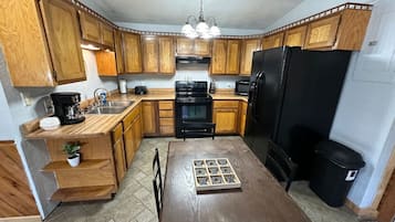 Køleskab, mikrobølgeovn, ovn, kogeplade