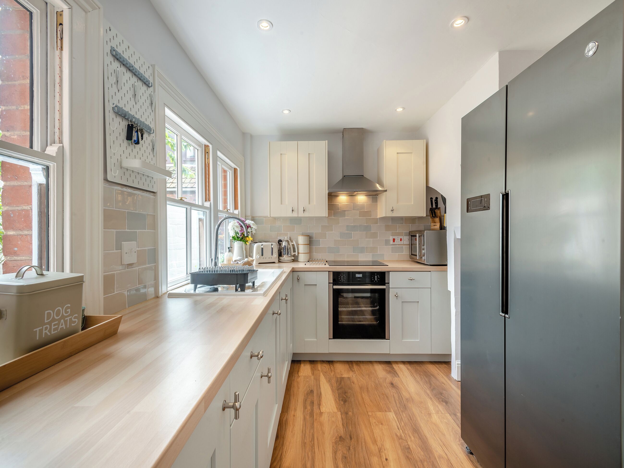 Oppvaskmaskin og høy barnestol