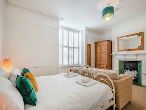 4 bedrooms, free WiFi, bed sheets - 4 bedroom accommodation in Cromer (Cromer)