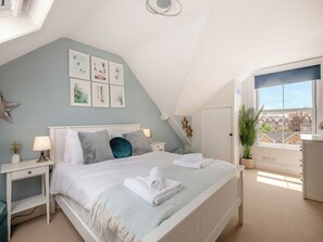 4 bedrooms, free WiFi, bed sheets - 4 bedroom accommodation in Cromer (Cromer)