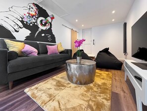 TV - 4 bedroom accommodation in Cromer (Cromer)