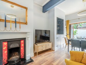 TV - 4 bedroom accommodation in Cromer (Cromer)