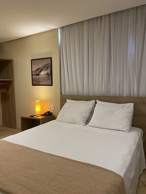 Kolmen hengen deluxe-huone | Tallelokero huoneessa, yksilöllisesti kalustettu, työpöytä