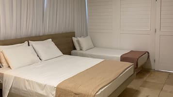 Habitación triple Deluxe | Caja de seguridad en la habitación, muebles diferentes y escritorio