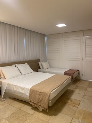 Kamar Triple Deluks | Brankas, dilengkapi dengan perabotan berbeda-beda, dan meja kerja