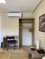 Deluxe Triple Room | In-room safe, individually furnished, desk, laptop workspace