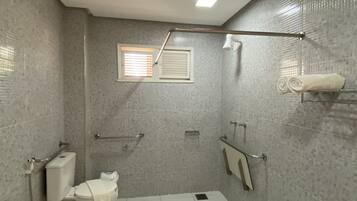 Quarto triplo luxo | Banheiro | Chuveiro, toalhas de banho