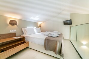 2 bedrooms, desk, iron/ironing board, travel crib