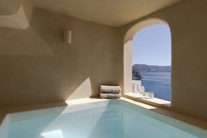 Indoor spa tub - Caldera's Dream Cave House with hot tub (Santorini)