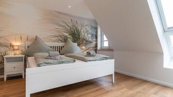 3 bedrooms, desk, iron/ironing board, free WiFi