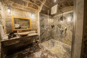 Deluxe Room | Bathroom | Shower, rainfall showerhead, free toiletries, hair dryer - Ares Cave Suites (Nevsehir)