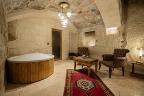SUITE JACCUZZI | Living area | 52-inch LED TV with satellite channels - Ares Cave Suites (Nevsehir)