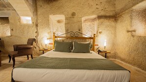 Deluxe Cave Suite