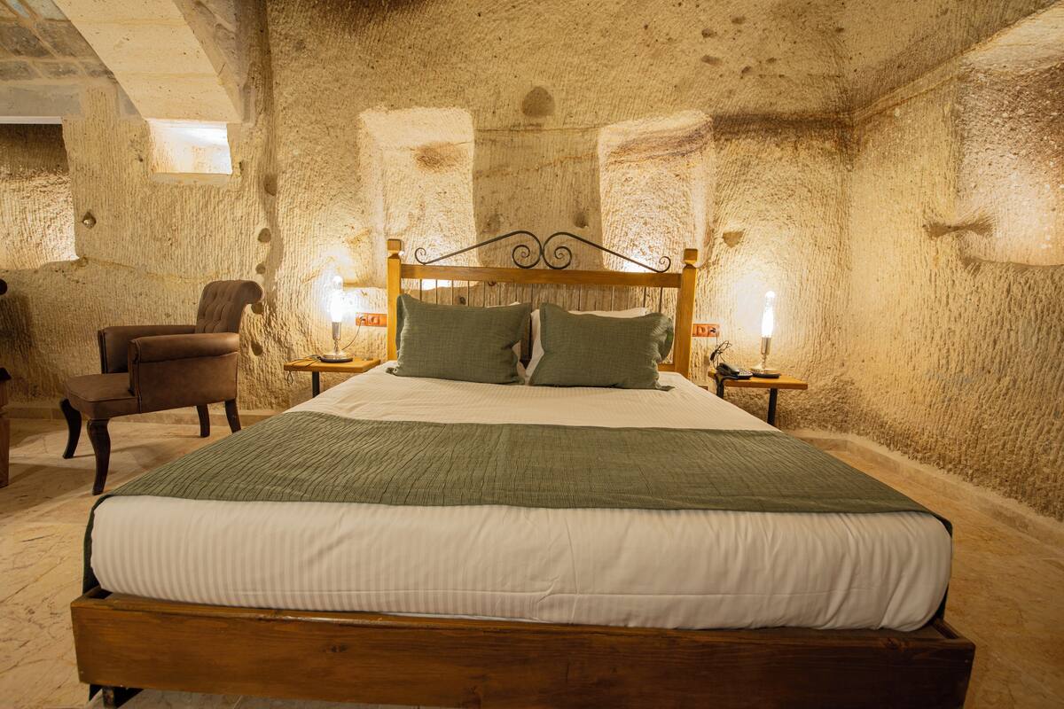 Deluxe Cave Suite | Egyptian cotton sheets, premium bedding, minibar (some free items)