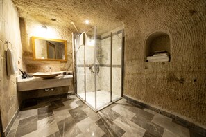 SUITE JACCUZZI | Bathroom | Shower, rainfall showerhead, free toiletries, hair dryer - Ares Cave Suites (Nevsehir)