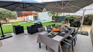 Outdoor dining - Villa Avec Piscine Proche de la Mer,idéale Pour Vacances en Famille (Mauguio)