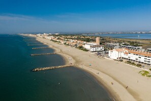 Chaises longues, serviettes de plage