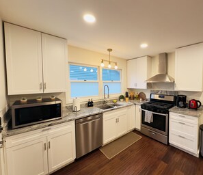 Réfrigérateur, four à micro-ondes, un four, surface de cuisson